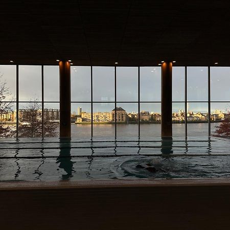 Canary Riverside Plaza Hotel London Eksteriør billede View from the pool