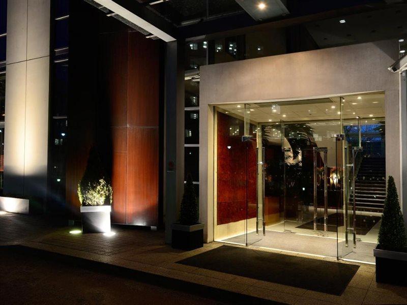 Canary Riverside Plaza Hotel London Eksteriør billede Entrance to the hotel