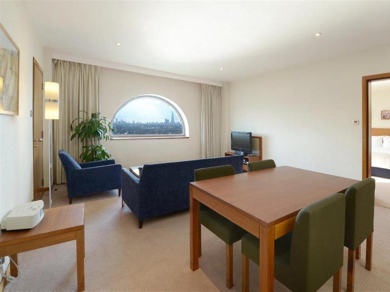 Canary Riverside Plaza Hotel London Eksteriør billede A typical apartment