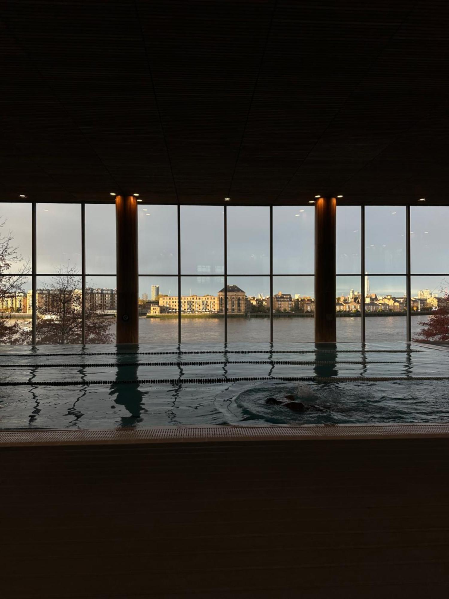 Canary Riverside Plaza Hotel London Eksteriør billede View from the pool