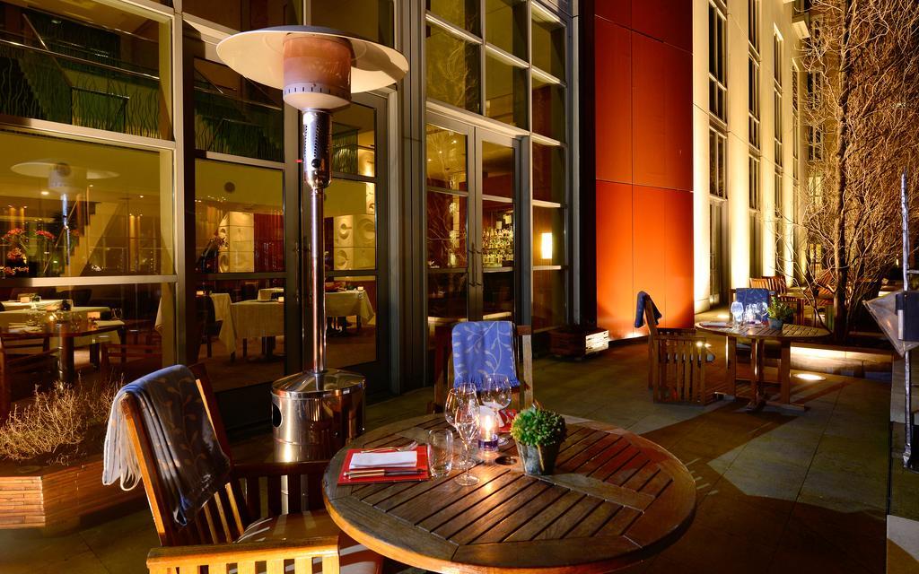 Canary Riverside Plaza Hotel London Eksteriør billede Patio at the Four Seasons Hotel