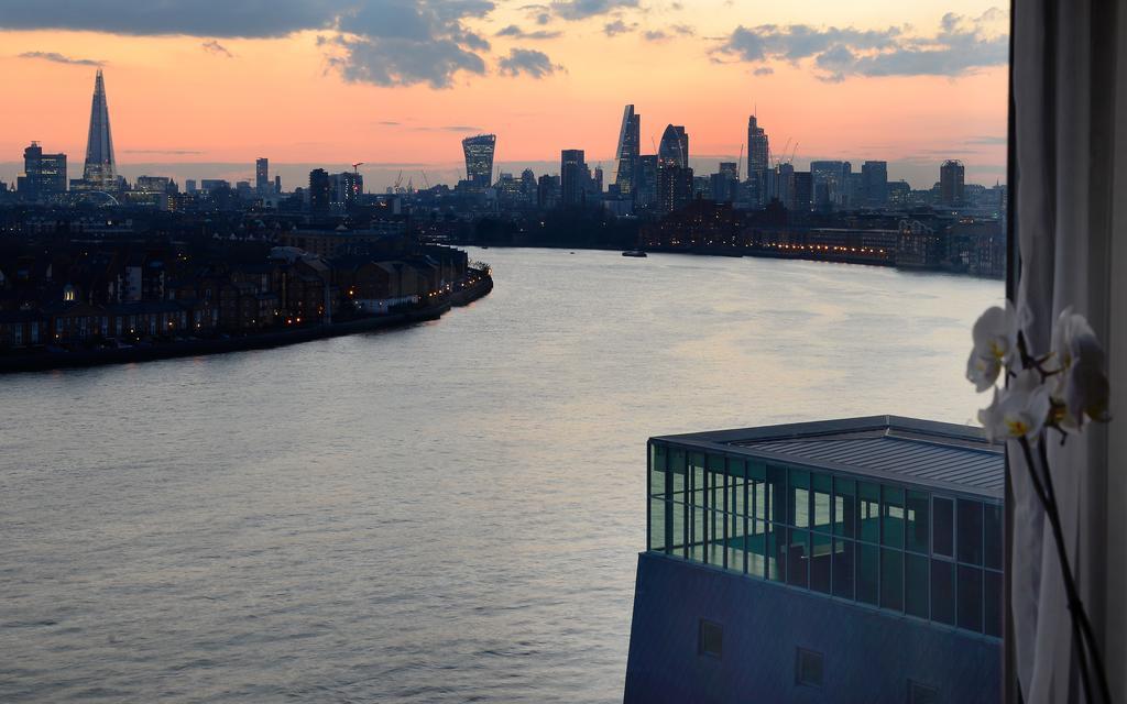 Canary Riverside Plaza Hotel London Eksteriør billede View of the East River from a residential building in Long Island City