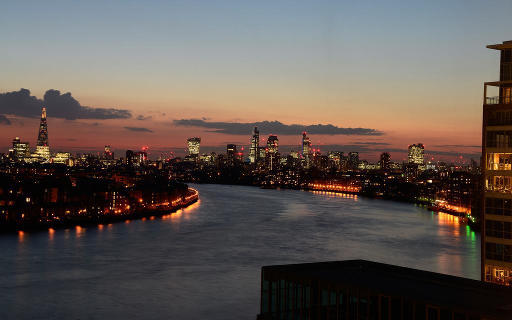 Canary Riverside Plaza Hotel London Eksteriør billede View of the East River from the East River Promenade
