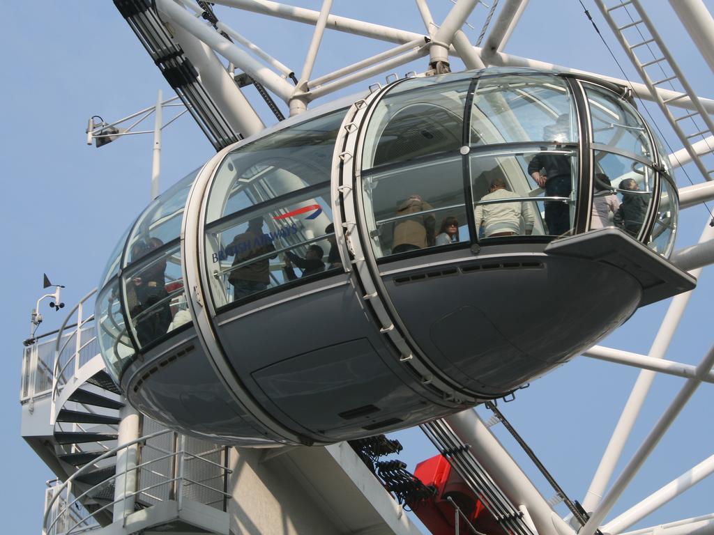 Canary Riverside Plaza Hotel London Eksteriør billede A capsule of the London Eye