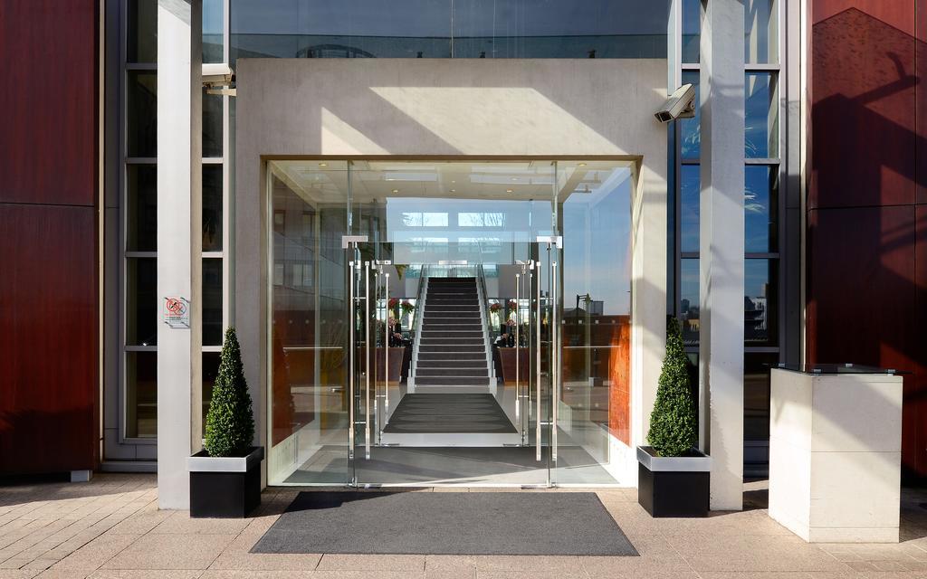 Canary Riverside Plaza Hotel London Eksteriør billede Entrance to the hotel