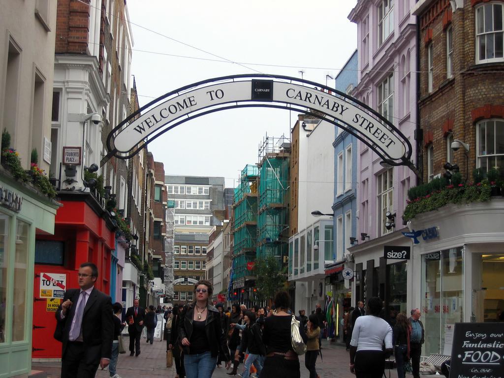 Canary Riverside Plaza Hotel London Eksteriør billede The entrance to Carnaby Street