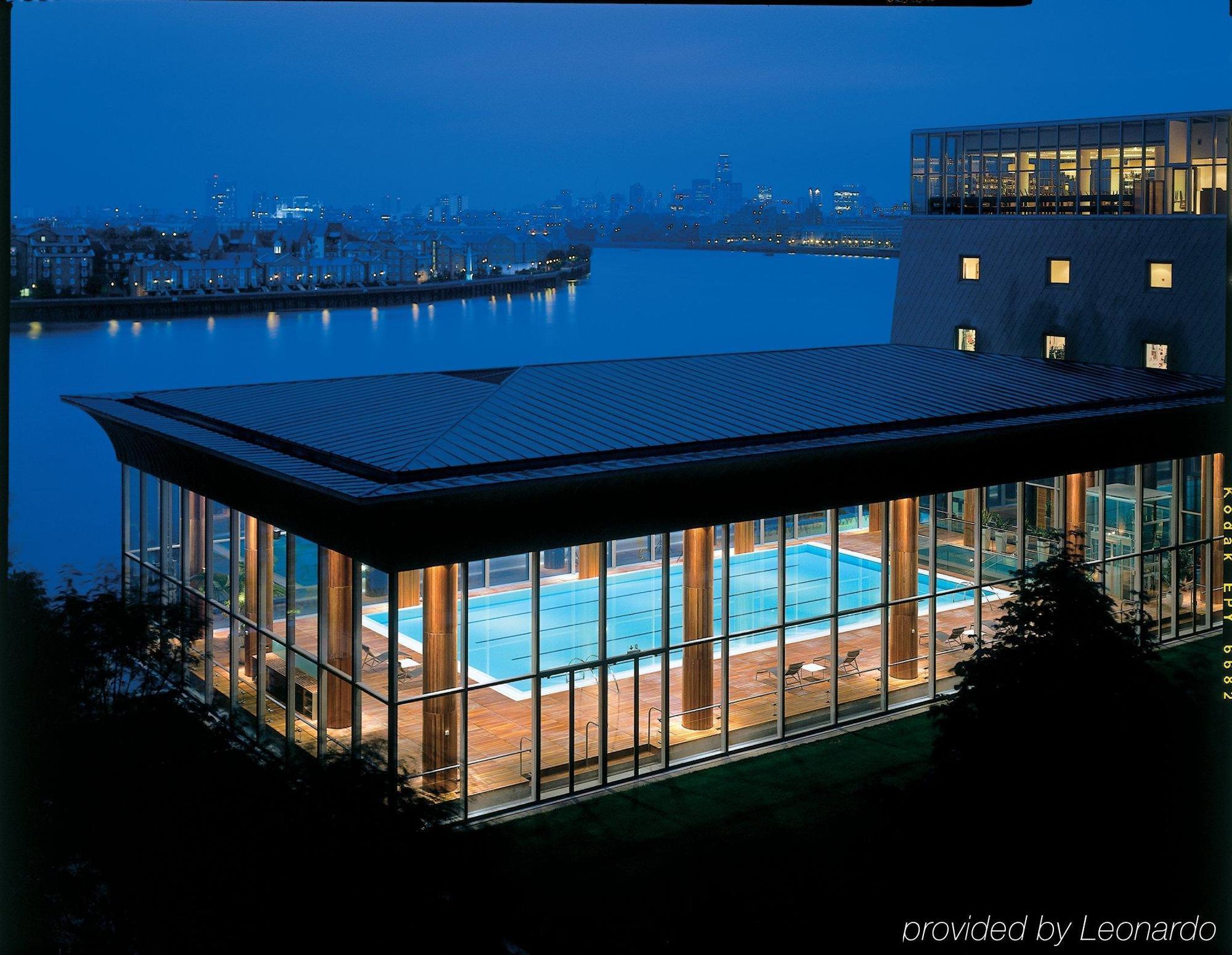 Canary Riverside Plaza Hotel London Eksteriør billede The swimming pool at the hotel