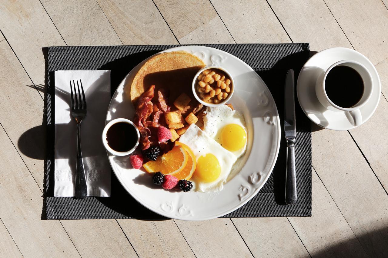 Canary Riverside Plaza Hotel London Eksteriør billede A typical American breakfast